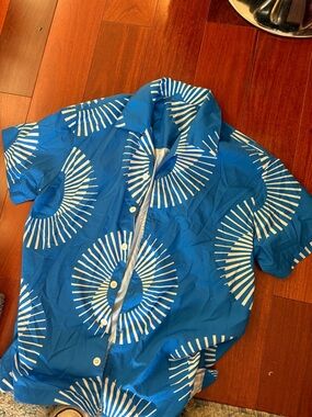 Blue Short-Sleeve Button-Up Shirt with White Radial Print